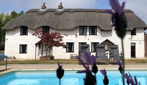 Luxury-Ferienhaus, eigenes Bad, Poolblick (April Cottage)