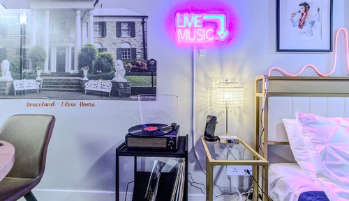 Signature-Studiosuite, 1 King-Bett und Schlafsofa, Nichtraucher, Blick auf den Innenhof