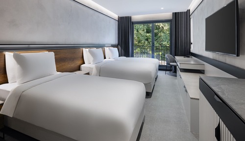 Deluxe-Dreibettzimmer, zum Garten hin