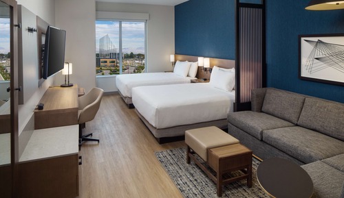 Zimmer (2 Queens & 1 Sofabed, High Floor)