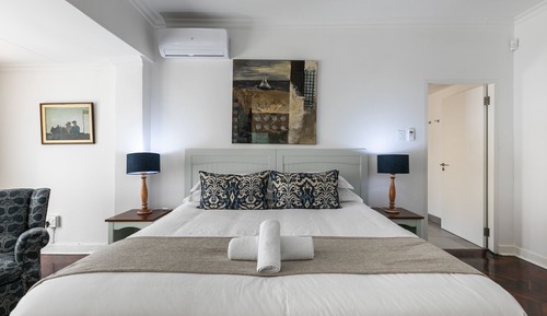Business-Doppel- oder -Zweibettzimmer