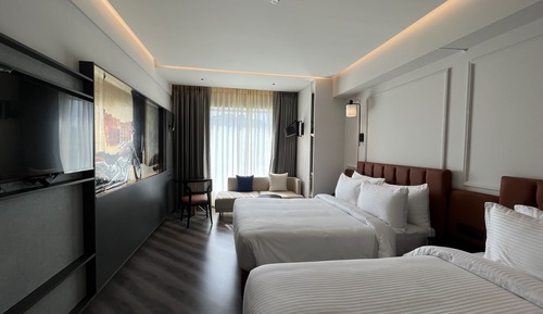 Zimmer (1 Hollywood Queen Bed, 1 Twin Bed)