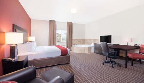 Deluxe Studio Suite, 1 King Bed, Accessible, Non Smoking, No Pets