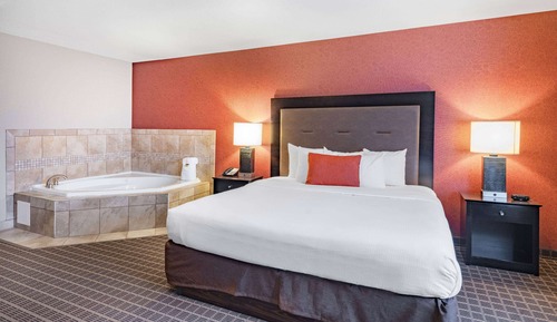 Deluxe Studio Suite, 1 King Bed, Non Smoking, No Pets