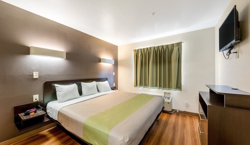 Zimmer, 1 King-Bett, barrierefrei, Nichtraucher (Roll-In Shower)