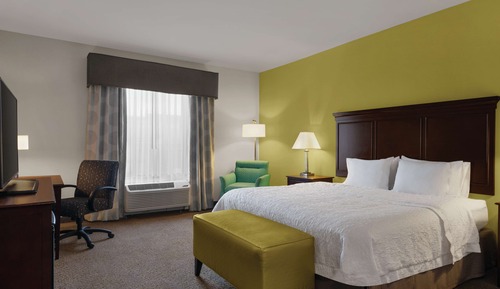 King, Zimmer, 1 King-Bett, Kühlschrank und Mikrowelle