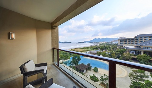 Zimmer, 1 King-Bett, Balkon, eingeschränkter Meerblick