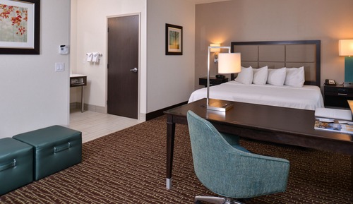 King, Studio, Kühlschrank und Mikrowelle