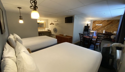 Zimmer, 2 Queen-Betten, Kochnische