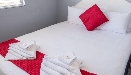 Ferienhütte (Budget with Queen and 2 Single Bed)
