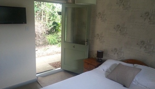 Standard-Doppelzimmer, mit Bad, Gartenblick