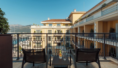 Premium-Zimmer, 1 King-Bett, Balkon, eingeschränkter Meerblick