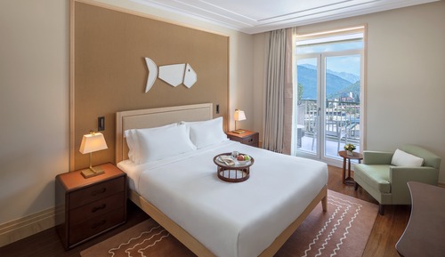 Premium-Zimmer, 1 King-Bett, Balkon, Poolblick