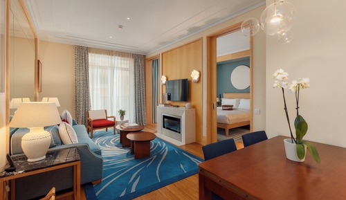 Studiosuite, 1 King-Bett, Balkon, Poolblick