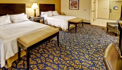 Zimmer, 2 Queen-Betten, barrierefrei, Badewanne