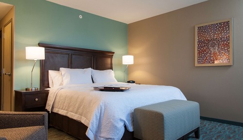 Zimmer, 1 King-Bett, Kühlschrank und Mikrowelle