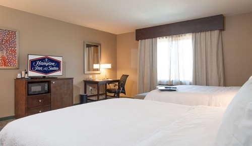 Zimmer, 2 Queen-Betten, Kühlschrank und Mikrowelle