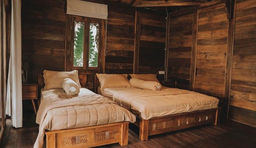 Dreibettzimmer, Gartenblick (Joglo)