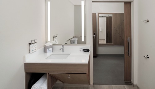 Zimmer, 1 King-Bett, barrierefrei (Communications, Mobil, Roll-In Shower)