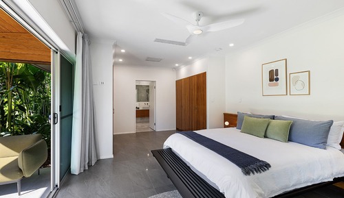 Luxury-Zimmer, 3 Schlafzimmer, eigener Pool, zum Garten hin (Celeste)