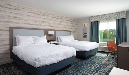 Zimmer, 2 Queen-Betten, Kühlschrank