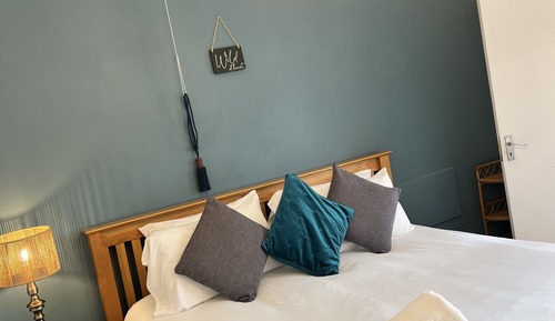 Deluxe-Doppelzimmer, mit Bad, Gartenblick (patio with table)