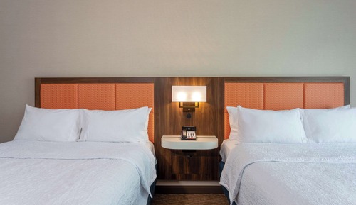 Zimmer, 2 Queen-Betten, Kühlschrank und Mikrowelle