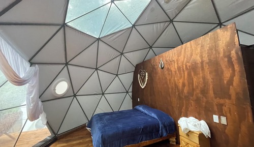 Comfort-Zimmer, Balkon, Hügelblick