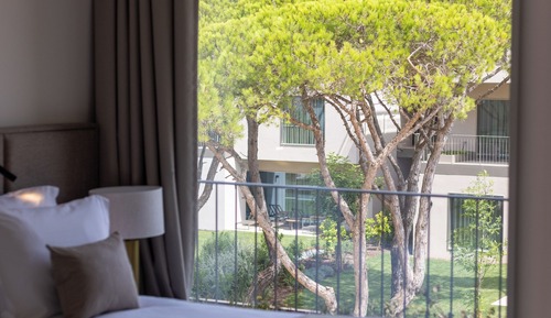 Premium-Apartment, 3 Schlafzimmer, eigener Pool, zum Garten hin