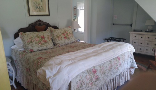 Room, 1 Queen Bed, Private Bathroom, Partial Ocean View