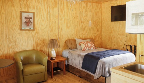 Wagon Wheel Suite #1(1 Full Bed)