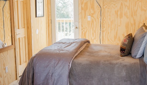 Wagon Wheel Suite #6 (1 Full Bed)