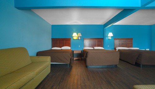 Zimmer, Mehrere Betten, Kochnische
