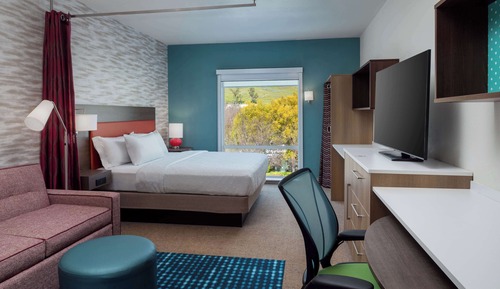 Suite, 1 King-Bett, barrierefrei (Mobility & Hearing, 3x3 Shower)