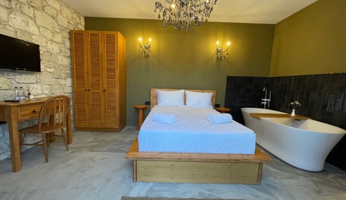 Exclusive-Zimmer, Badewanne, Poolblick