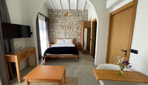 Exclusive-Vierbettzimmer, 1 Schlafzimmer, Badewanne, Poolblick