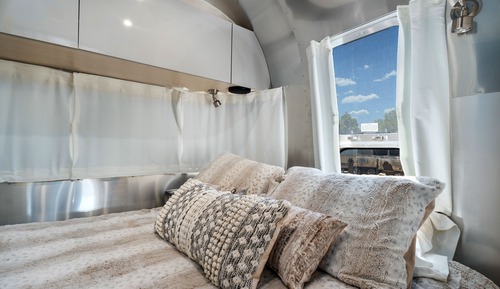 Basic-Zimmer, 1 Queen-Bett, Kochnische, Blick auf die Anlage