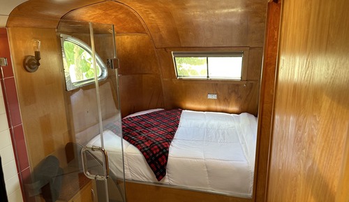 Basic-Zimmer, 1 Queen-Bett, Kochnische, Blick auf die Anlage