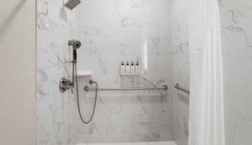 Standardzimmer, 2 Queen-Betten, barrierearm (Roll-In Shower)