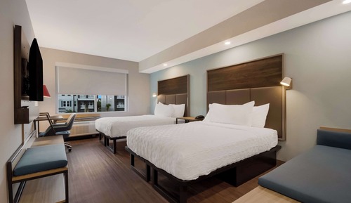 Zimmer, 2 Queen-Betten, barrierefrei, Badewanne