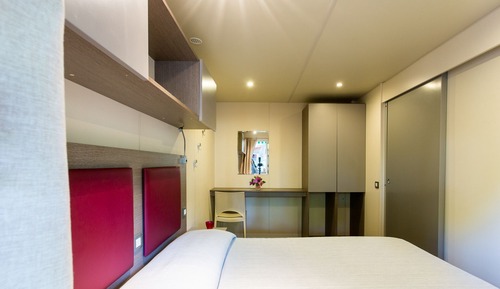 Deluxe Mobile Home, Accessible