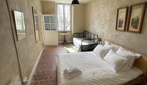 Comfort-Dreibettzimmer, eigenes Bad, Flussblick (Côté Loire)