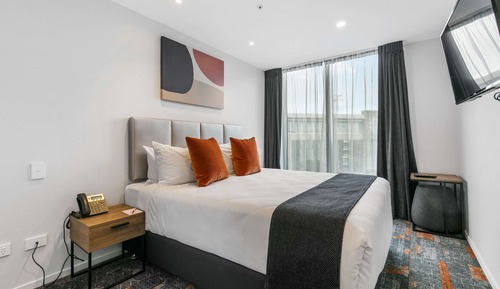 Zimmer, 1 King-Bett (Compact, Non-Motorway Facing)