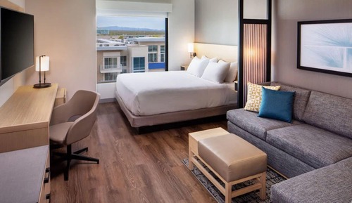 Zimmer, 1 King-Bett und Schlafsofa, barrierefrei (Roll-In Shower)