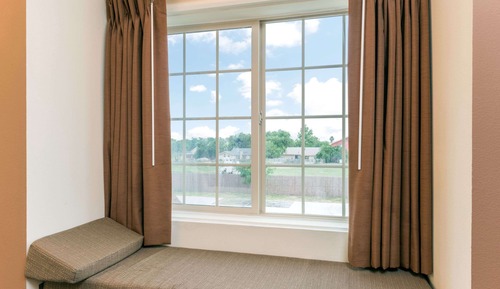 Suite, 1 Queen-Bett, barrierefrei, Nichtraucher (Mobility,Hearing,Roll-In Shower)