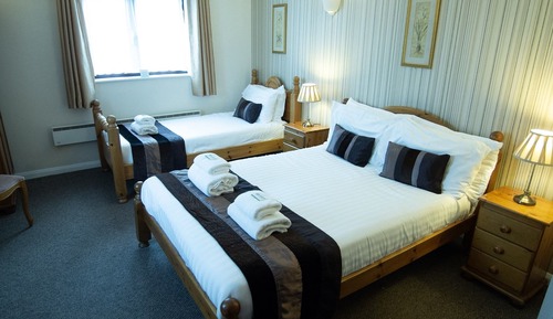 Doppelzimmer, mit Bad (with Extra Single Bed)