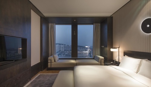 Regency, Suite, 1 King-Bett