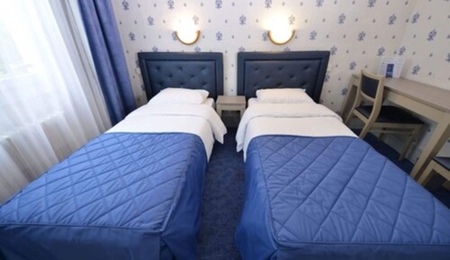 Doppel- oder Zweibettzimmer