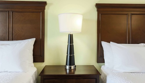 Zimmer, 2 Queen-Betten, barrierefrei, Badewanne