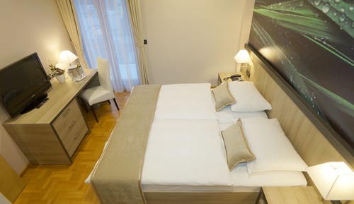 Standard-Doppel- oder -Zweibettzimmer